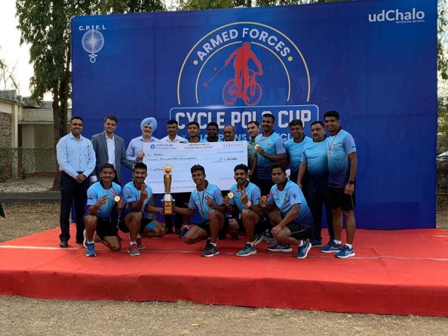 Maj Gen ARS Kahlon, VSM along with Ravi Kumar Founder & CEO of udChalo and Mr Gajanan Burade CEO CPFI handed the cup to the winning Air Force team