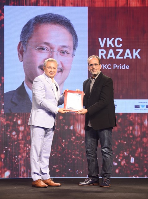 Mr. VKC Razaq, MD, VKC Group, receives the Most Promising Business Leader of Asia Award from Film Producer Mr. Anand L Rai