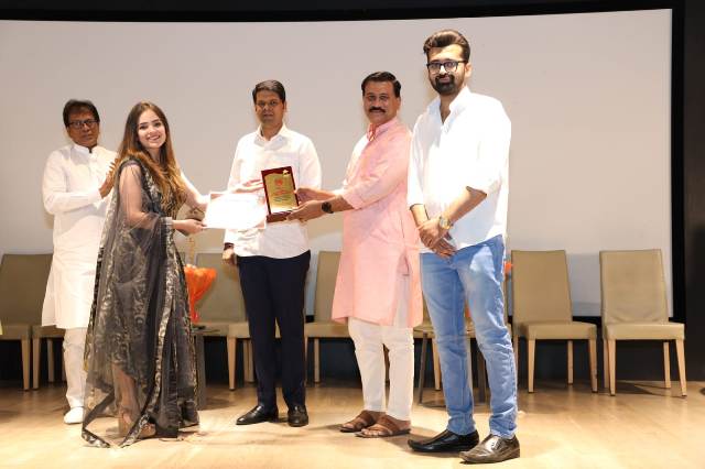 Famous Content Creator Simran Dhanwani Bags the "Pride of Thane" Award at the Bjp Foundation Day.