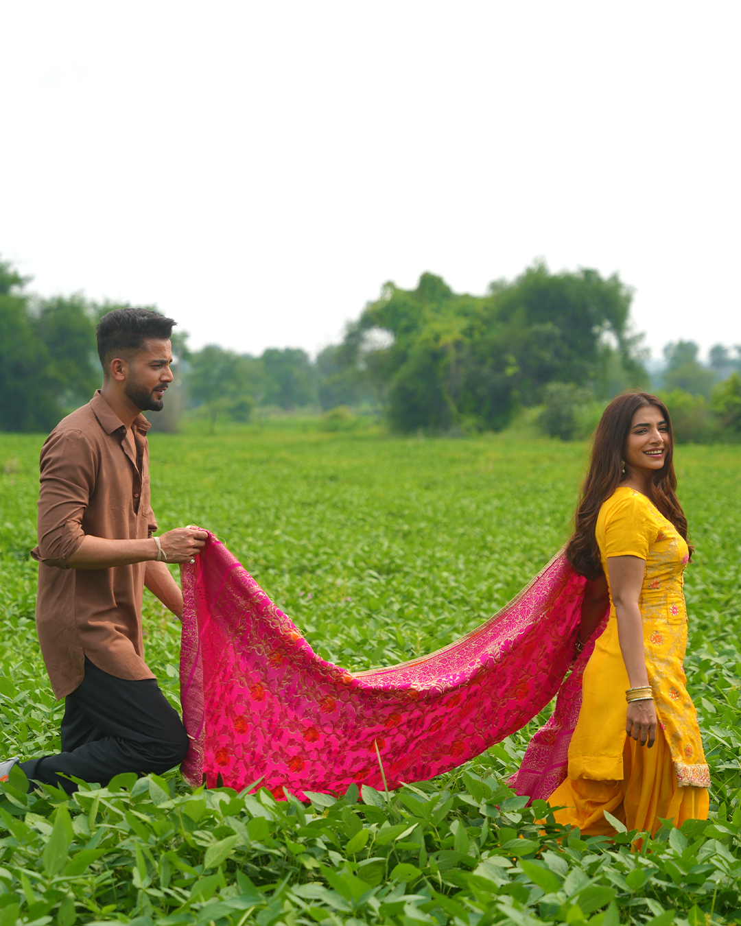 MUMBAI, India– 10 December, 2025: Set against the charged atmosphere of a Delhi college, Amazon MX Player, Amazon’s free streaming service, explores young love, ego, and the unspoken hierarchies with campus drama Aukaat Ke Bahar. At the heart of the story is the evolving relationship between Rajveer and Antara, two people who come from completely different worlds yet find themselves pulled into an unexpected emotional journey. While Rajveer carries the weight of his small-town identity, Antara, a senior, tries to balance her political ambitions with her own vulnerabilities, creating a dynamic that feels real, layered, and deeply human. Starring Elvish Yadav, Malhaar Rathod, Nikhil Vijay, Hetal Gada, and Keshav Sadhana, the show explores relatable, raw, and complex emotions

Reflecting on how that chemistry was built with Elvish, Malhaar Rathod, who plays Antara, shares, “Elvish and I had a very open and easy working equation from the very beginning. We spent time breaking down scenes, figuring out exactly what Antara and Rajveer were feeling, even in the silences. Because they come from such different worlds, the intention was never to rush their arc. It had to breathe. It needed awkwardness, hesitation, friction, and finally, trust. We kept returning to that truth while performing, and you can feel that gradual shift unfold on screen.”

What the series does well is let the relationship grow through quiet details and lived moments,  all of it builds a picture of two people from opposite ends of the spectrum slowly recognizing each other beyond ego, identity, and expectation.

Aukaat Ke Bahar is streaming for free exclusively on Amazon MX Player across the MX Player app, Amazon shopping app, Prime Video, Fire TV and Airtel Xstream.