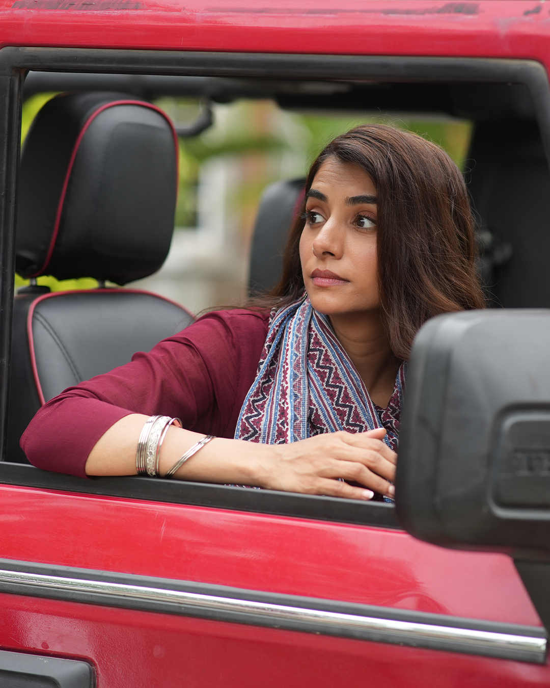 MUMBAI, India– 12 December, 2025: Set against the charged atmosphere of a Delhi college, Amazon MX Player, Amazon’s free streaming service, dives into young ambition, ego, and the messy tug-of-war that shapes campus life with its youth drama Aukaat Ke Bahar. At the heart of it sits Antara, a senior who walks with confidence and clarity on the outside, yet carries a quiet emotional world within. Boasting a powerhouse cast featuring Elvish Yadav, Malhaar Rathod, Nikhil Vijay, Hetal Gada, and Keshav Sadhana in pivotal roles, the show captures the chaos, charm, and relatable layers of young adulthood in all its contradictions.
Malhaar Rathod, who plays Antara, says the character hooked her instantly. She shared, “Antara isn’t built on a single note. She looks sharp, sorted, and ambitious, but underneath that polish is someone navigating doubt and vulnerability. Stepping into her felt familiar, a young woman who handles responsibility with confidence but is still learning the shape of trust, love, and her own boundaries. That mix of drive and softness is what made Antara irresistible to play, and it’s what I believe gives Aukaat Ke Bahar its emotional honesty.”
Digging deeper on Antara’s constant tug-of-war between responsibility and emotion, Malhaar adds, “That duality was actually the most exciting part of playing her. Antara believes in clarity and control, but life and love rarely cooperate with those rules. Portraying her meant constantly shifting between her focused, responsible version and the parts of her that feel conflicted or vulnerable. Showcasing those small cracks beneath her strength challenged me, but it also made her feel real. I hope the audience feels that authenticity too.”
The series lets Antara’s inner landscape unfold through small, grounded moments, the kind that reveal how ambition and emotional discovery often run side by side without warning.
Aukaat Ke Bahar is now streaming for free exclusively on Amazon MX Player across the MX Player app, Amazon shopping app, Prime Video, Fire TV, and Airtel Xstream.